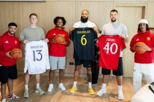 手机游戏排行榜-⚽联动！祖巴茨等NBA球员造访卡灵顿，获赠曼联球衣